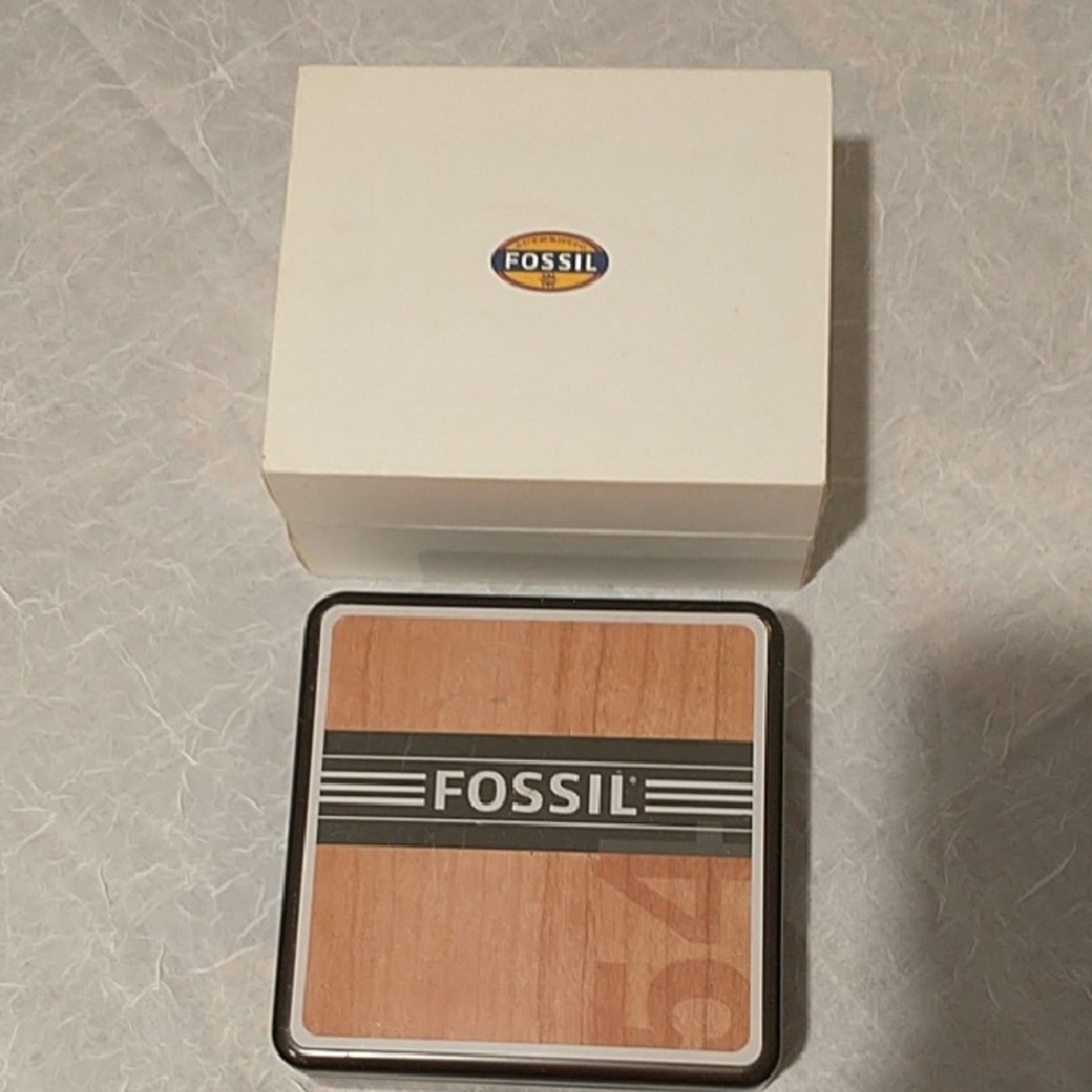 5/$15⛵Fossil Wooden Box with Logo and White Lid